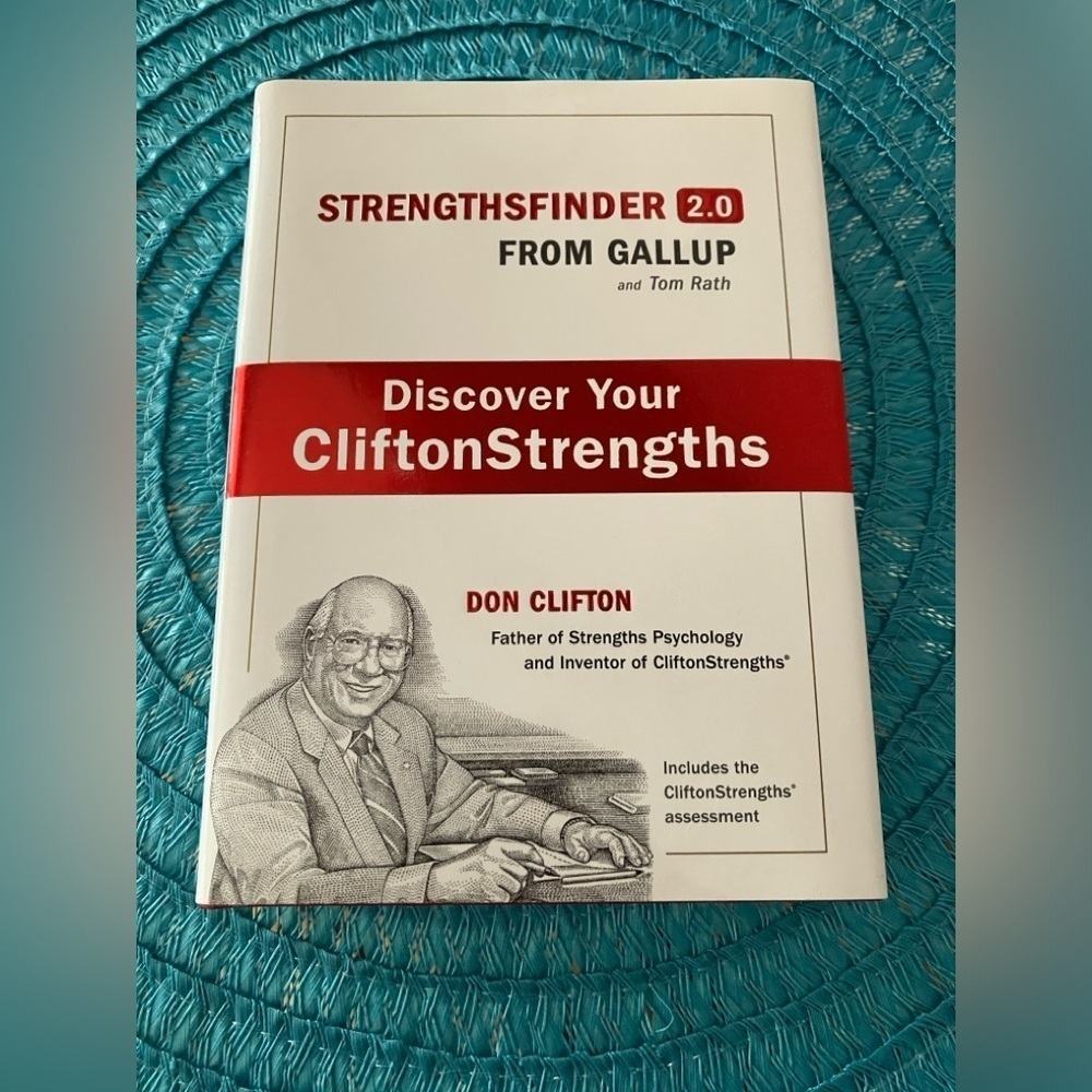 EUC ✨ Strenghtfinder 2.0 Self Bestselling Book 📕